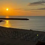 Seaview - 10 Meters To The *